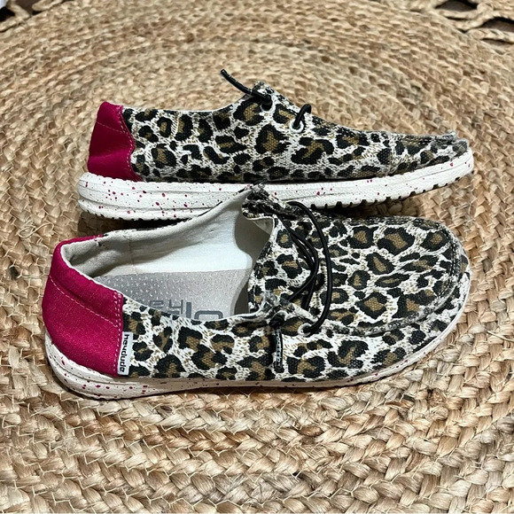 Hey Dude Wendy Youth Cheetah Canvas Slip On Shoe Size Y3 L4 - Picture 1 of 5